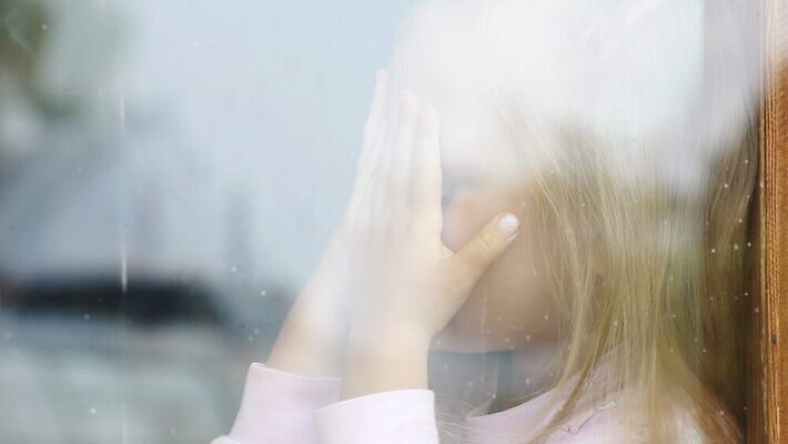 라이프스타일 감정 얼굴 어린이 백그라운드 창문 스트레스 주택 피곤 한명 사람 앉기 파란색 방 슬픔 성장 표현 커튼 상처 울음 배고픔 드라마 문제 노숙자 소셜 우울감 우울증 혼자 스타일 4K MOV 해외동영상 클립영상 1 컬러 컨셉 모션 표정 건물 생활 신체부위 질병 동영상 파일형식