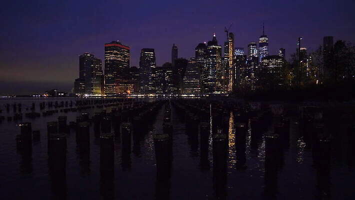여행 건축양식 아침 사람없음 건물 강 도시풍경 항구 고층빌딩 미국 새벽 도시 도심 야간 뉴욕 스카이라인 맨해튼 랜드마크 4K MOV 해외동영상 클립영상 주간 자연요소 건축물 건축 북아메리카 교통시설 풍경 빌딩 동영상 파일형식