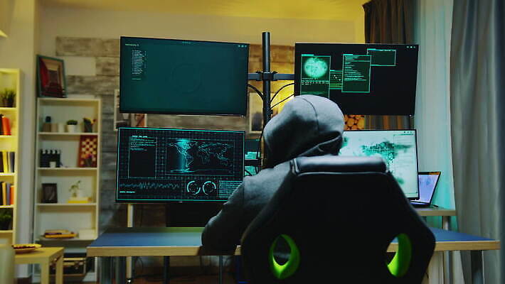 백인 남자 인터넷 아파트 컴퓨터 자료 웹 어둠 방 정보 작업 네트워크 이메일 바이러스 암호 야간 연결 위험 공격 비밀 사이버 보안 신분 시스템 온라인 해킹 해커 데이터베이스 방화벽 사생활 서버 소프트웨어 악성코드 정부 프로그래밍 4K MOV 해외동영상 클립영상 자연요소 서양인 컨셉 모션 주택 안전 사람 전자제품 범죄 동영상 개발 파일형식