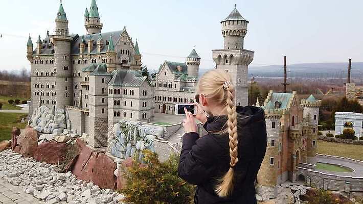 공원 행복 과학 여행 건축양식 자연 휴식 독일 미술 한명 미소 건물 스마트폰 세계 걷기 산책 기쁨 미니어처 역사 셀프카메라 랜드마크 옛날 4K MOV 해외동영상 슬로모션 클립영상 1 건축물 공공시설 건축 감정 유럽 컨셉 모션 문화예술 촬영기법 표정 사람 핸드폰 스마트기기 모형 사진촬영 생태계 동영상 파일형식
