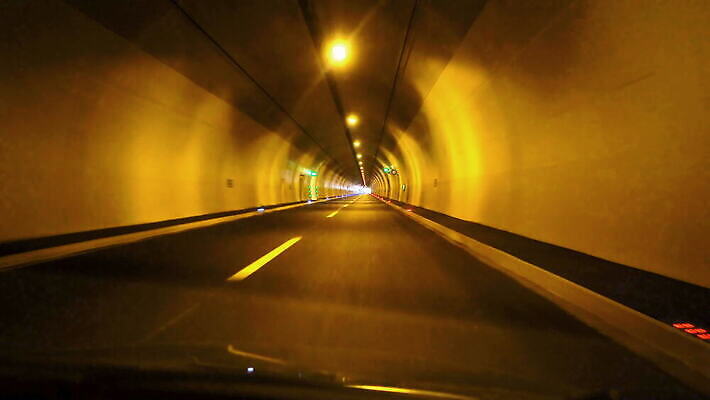 도로 선 여행 백그라운드 이동 곡선 교통시설 모션 자동차 추상 미래 거리 사람없음 빛 도시풍경 어둠 운전 기차 도시 시간 고속도로 운전사 터널 전철 승차 야간 저녁 속도 지하 블러 자동 통근 1인칭시점 4K 타임랩스 MOV 해외동영상 클립영상 자연요소 직업 시선 길 육상교통 교통 컨셉 무늬 대중교통 촬영기법 풍경 시설 출근 동영상 파일형식