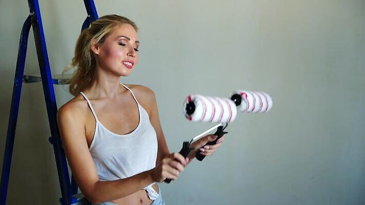 직업 산업 벽 유니폼 가사 사다리 노동자 아파트 주택 손잡이 한명 사람 장식 인테리어 섹시 페인트 방 장비 흰색 기구 공구 잡기 붓 업무 플랫 수리 땅 서비스 그림 롤 롤러 페인트붓 화가 건축업자 복원 업그레이드 4K MOV 해외동영상 클립영상 1 디자인 옷 건축 컬러 컨셉 모션 건물 도구 작업 동영상 파일형식