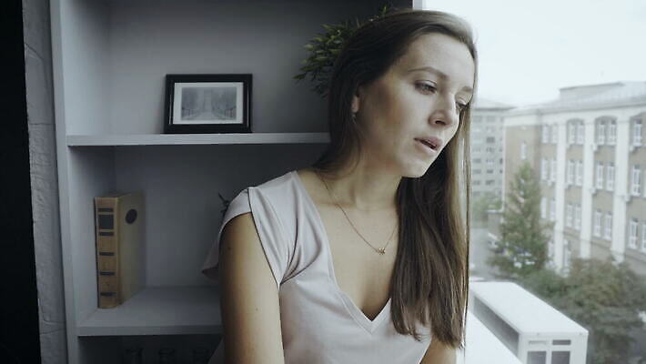 백인 1 응시 여자 무기 얼굴 창문 스트레스 주택 갈색머리 한명 사람 앉기 성인 기댐 슬픔 좌절 떨어짐 교차 우울증 혼자 4K MOV 해외동영상 클립영상 서양인 헤어스타일 시선 감정 컨셉 모션 건물 신체부위 질병 동영상 파일형식