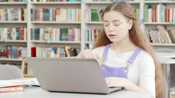 학생 여자 교육 인터넷 학교 스트레스 실내 피곤 한명 10대 책 노트북 스터디 컴퓨터 공책 시험 슬픔 불안 무선전화기 집중 읽기 책상 두통 압력 우울증 정신건강 4K MOV 해외동영상 클립영상 1 감정 가구 컨셉 모션 청소년 문구용품 건강 사람 내부 전자제품 학습 질병 전화기 동영상 파일형식