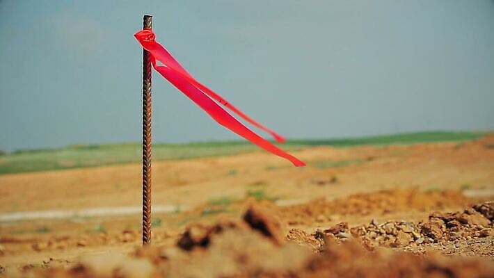 공공시설 산업 리본 도로 길 모래 포장 표시 거리 집게 안전 사람없음 야외 건물 빨간색 깃발 업무 막대기 보행로 재산 땅 발굴 측정 먼지 지역 봉 말뚝 제비 개발 땅바닥 측량사 MOV 해외동영상 클립영상 직업 건축물 컬러 교통시설 조류 바닥 금융 작업 시설 동영상 파일형식