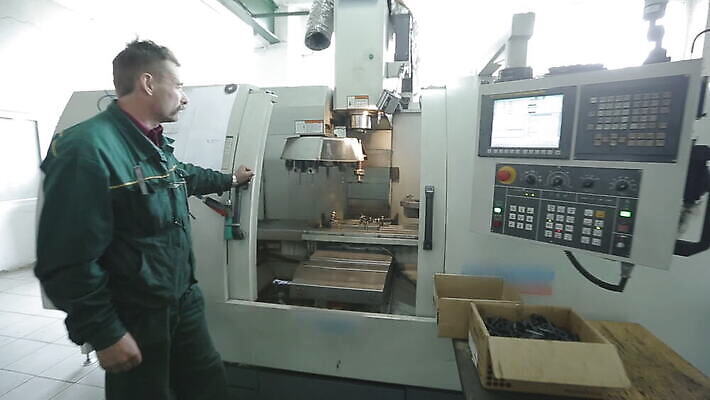 식물 직업 산업 비즈니스 공장 사람없음 머리 금속 기계 장비 공구 업무 작업실 제조 자르기 철 무거움 공학 방앗간 되감기 방법 송곳 작업대 철강 커터 MOV 해외동영상 클립영상 교육 공업 모션 재질 신체부위 도구 작업 무게 동영상 파일형식