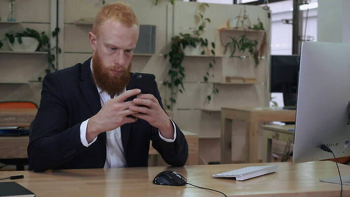 백인 인터넷 텍스트 통신 모바일 수염 세포 기술 한명 사람 스마트폰 핸드폰 학습 사무실 디지털 스크린 터치 공구 잡기 업무 비즈니스맨 네트워크 작업실 메시지 이메일 연결 무선전화기 전화기 스마트 와이파이 나눔 빨간머리 문자메시지 소셜 채팅 터치스크린 힙스터 셀룰러 4G 4K MOV 해외동영상 클립영상 서양인 1 헤어스타일 교육 패션 남자 컨셉 비즈니스 모션 IT 전자제품 스마트기기 도구 작업 직장인 무선인터넷 동영상 파일형식