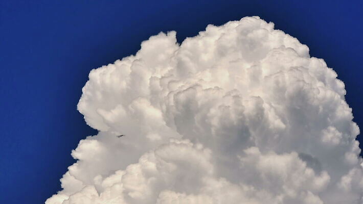 구름 컬러 백그라운드 자연 하늘 날씨 풍경 사람없음 야외 가로 여름 파란색 빛 햇빛 태양 우주 환경 흰색 전원 분위기 장면 천국 솜털 스카이라인 내추럴 오존 적란운 천창 유일 4K 타임랩스 MOV 해외동영상 클립영상 자연요소 계절 컨셉 촬영기법 전기에너지 생태계 동영상 파일형식 구름_자연