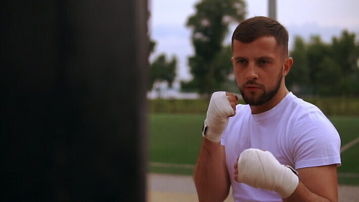 백인 손 남자 스포츠 가방 공 근육 수염 거리 한명 20대 야외 30대 운동 힘 권투 연습 싸움 붕대 롤러 팔 공평 규율 운동가 MOV 해외동영상 클립영상 서양인 1 잡화 모션 건강 사람 청년 신체부위 장년 격투기 동영상 파일형식