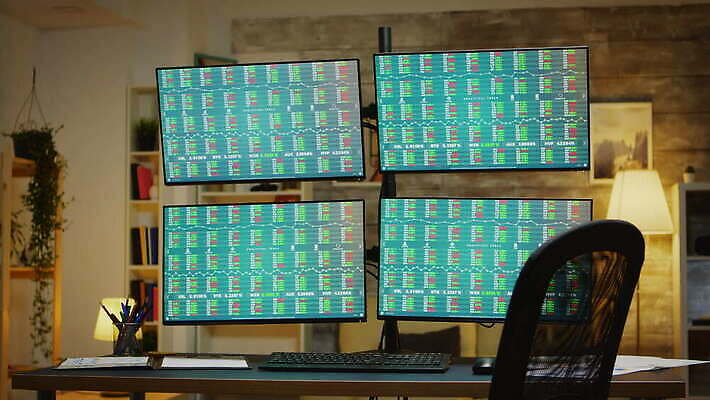 직업 남자 돈 회사 비즈니스 그래프 한명 성인 금융 경제 컴퓨터 사무실 스크린 모니터 방 정보 가을 업무 작업 비즈니스맨 시장 주식 위험 가격 충돌 하락 상인 중개인 투자 상업 보험 빚 위기 재앙 적자 성인남자한명만 4K MOV 해외동영상 클립영상 1 계절 컨셉 사람 전자제품 직장인 재산 동영상 남자한명만 성인남자만 파일형식