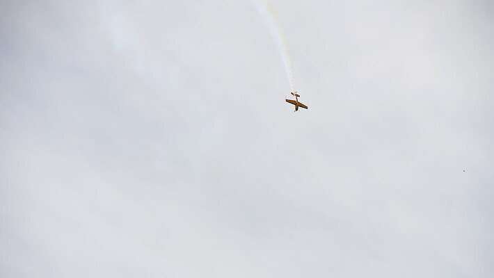 스포츠 날개 교통시설 하늘 비행기 사람없음 야외 파란색 공연 흰색 묘기 파일럿 항공 속도 프로펠러 쇼 에어쇼 곡예비행 4K MOV 해외동영상 클립영상 직업 컬러 교통 항공교통 대중교통 이벤트 비행 시설 동영상 파일형식