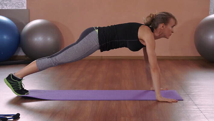 백인 1 라이프스타일 웰빙 행복 무기 스포츠 운동화 근육 바닥 주택 실내 건강 한명 사람 금발 운동 힘 매트 날씬함 연습 클럽 체육관 근육질 에어로빅 궤 4K MOV 해외동영상 클립영상 서양인 헤어스타일 감정 신발 내부 건물 생활 춤 몸매 동영상 파일형식