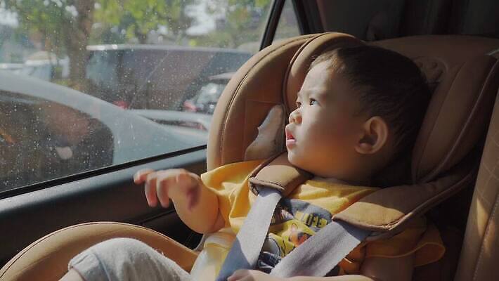백인 라이프스타일 남자 행복 도로 얼굴 어린이 여행 의자 창문 가족 교통시설 자동차 건강 한명 미소 웃음 안전 사람 앉기 동양인 소년 운전 벨트 아기 운전사 보호 승차 보안 돌봄 스트랩 자동 4K MOV 해외동영상 클립영상 서양인 직업 1 잡화 감정 길 육상교통 가구 교통 컨셉 관계 모션 표정 인종 생활 신체부위 시설 동영상 파일형식
