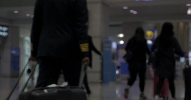 여행 실내 사람 사람없음 여행가방 카트 산책 짐 공항 소프트포커스 파일럿 승무원 승객 수하물 인원 터미널 4K MOV 해외동영상 클립영상 직업 가방 교통시설 휴식 촬영기법 내부 동영상 파일형식