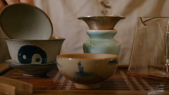 직업 전통 문화 음료 유리 한명 동양인 빨간색 초록색 물 일본 중국 장비 뜨거움 도자기 사발 붓기 닫기 차 찻잔 녹차 허브 오브젝트 서비스 준비 서빙 점토 주인 유리주전자 방법 백자 투입 핸드메이드 MOV 해외동영상 클립영상 자연요소 식물 1 아시아 컬러 모션 재질 주전자 잔 사람 인종 차_음료 사기그릇 동영상 파일형식