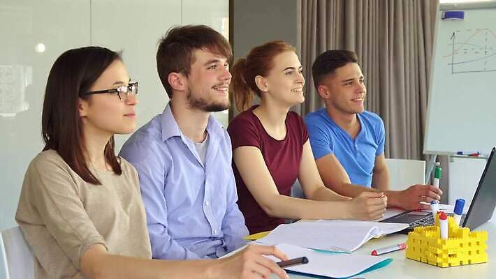 백인 직업 여자 남자 여유 비즈니스 탁자 표시 설계 수염 아이디어 직장 함께함 실내 대화 사람 앉기 여러명 내부 노트북 컴퓨터 사무실 쪽지 놀람 작업 오픈 입 발표 그룹 토론 손목시계 준비 스타일 브레인스토밍 4K MOV 해외동영상 클립영상 서양인 감정 시계 가구 다수 컨셉 회사 장신구 모션 표정 말하기 신체부위 전자제품 동영상 파일형식