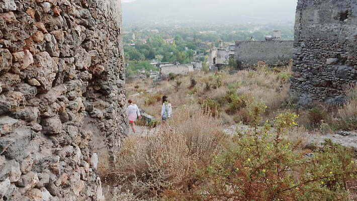 커플 길 벽 여행 백그라운드 컨셉 유적 부분 주택 협상 사람 사람없음 여행객 마을 계곡 산책 골동품 도시 수비 티켓 중세 땅 충돌 버리기 언덕 지역 사암 타운 교외 빈민가 옛날 파멸 4K MOV 해외동영상 클립영상 전통 비즈니스 관계 모션 휴식 건물 돌_바위 역사 동영상 파일형식 소멸