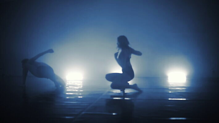 백인 모델 직업 실루엣 스포츠 포즈 이동 신체 모션 실내 건강 미술 사람 운동 스트레칭 공연 연주자 댄서 에너지 춤 우아함 연기 유연 날씬함 발레 예술가 연극 곡예사 단아함 스타일 4K MOV 해외동영상 클립영상 서양인 컨셉 문화예술 촬영기법 이벤트 내부 음악가 몸매 동영상 파일형식