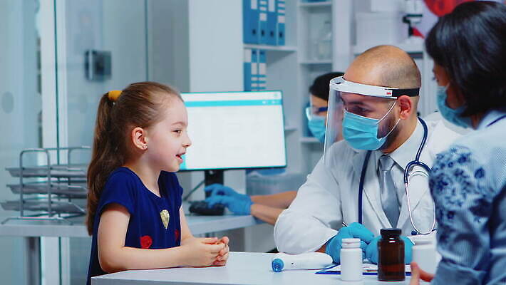 직업 딸 얼굴 어린이 청진기 엄마 건강 병원 대화 가면 미소 사람 앉기 치료 컴퓨터 알약 약 환자 의사 수비 바이러스 질병 예측 확인 컨설턴트 방문 돌봄 소아과의사 코로나바이러스 4K MOV 해외동영상 클립영상 컨셉 의학 가족 의료기기 모션 표정 말하기 신체부위 전자제품 의료진 전문직 상담 동영상 파일형식