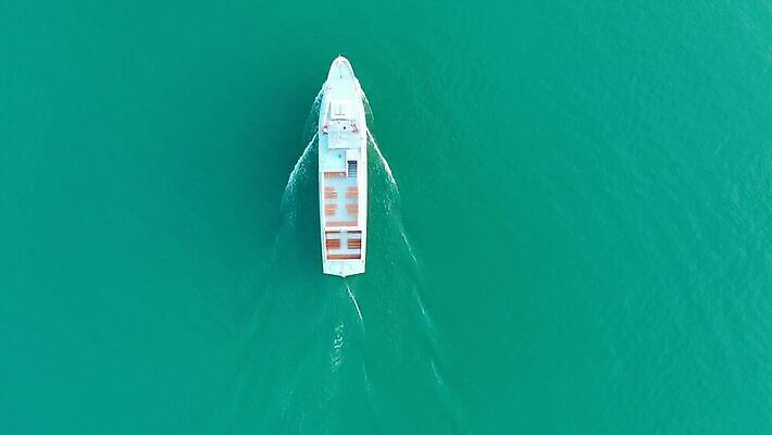 호수 파도 바다 여행 요트 교통시설 자연 휴가 산 독일 항해 안테나 사람없음 물 파란색 흰색 만 보트 속도 함선 항공촬영 드론 터키석 바이에른 바이에른사람 4K 트래킹숏 MOV 해외동영상 클립영상 자연요소 유럽 뷰포인트 컬러 교통 배_교통 통신 촬영기법 보석 시설 생태계 동영상 파일형식