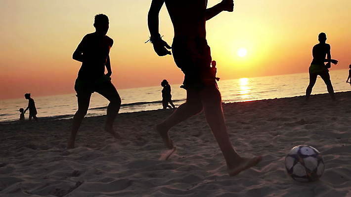 라이프스타일 남자 실루엣 스포츠 바다 포즈 공 놀이 휴가 사람 사람없음 야외 모래사장 태양 일출 맑음 축구 일몰 활발 게임 그룹 킥 브라질 플레이어 브라질사람 4K MOV 해외동영상 클립영상 자연요소 컨셉 모션 날씨 촬영기법 생활 구기 노을 남아메리카 동영상 파일형식