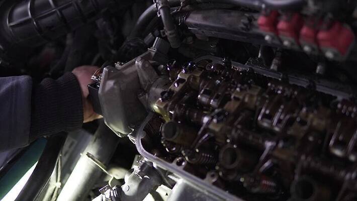 손 컬러 부분 교통시설 자동차 사람없음 금속 기계 봄 블록 장비 견과류 공구 나사 스패너 수리 선택 기름 휘발유 철 서비스 팔 엔진 정비공 기어 캠코더 모터 조이기 철강 4K MP4 해외동영상 클립영상 계절 음식 육상교통 교통 컨셉 모션 재질 신체부위 카메라 도구 기술자 석유 시설 동영상 파일형식