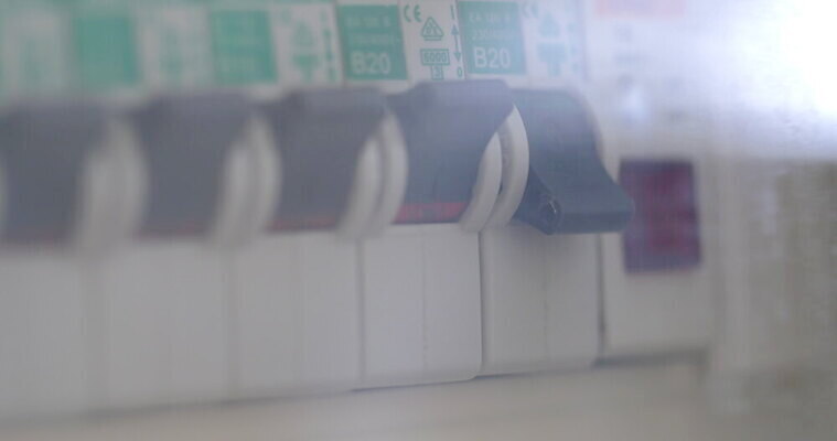 손 여자 산업 오렌지 창문 유리 전등 주택 안전 사람없음 전자제품 상자 힘 기계 장비 에너지 판넬 오픈 기술자 제조 보호 연결 위험 플라스틱 계산대 신호 순환 방패 스위치 변압기 자동 전압 제어 배선 4K MOV 해외동영상 클립영상 직업 컨셉 과일 모션 재질 조명 사람 건물 신체부위 한자 동영상 파일형식