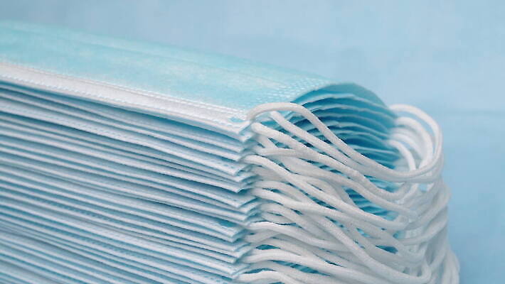 얼굴 컨셉 병원 가면 사람없음 치료 파란색 약 쌓기 건강관리 장비 의사 수술 호흡기관 닫기 보호 약초 질병 예방 귀 감염 슛 고무 외과 제비 위생관리 전염병 사스 코로나바이러스 4K 트래킹숏 MOV 해외동영상 클립영상 컬러 의학 모션 조류 촬영기법 건강 관리 신체부위 의료진 장기_의학 풀_식물 바이러스 동영상 파일형식