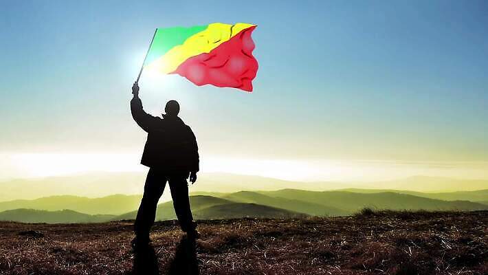 실루엣 파도 백그라운드 컨셉 산 한명 서기 사람 야외 파란색 힘 수확 깃발 잡기 고리 정상 심볼 언덕 긍정 애국심 발견 공화국 독립 승자 콩고 필승 자극 4K MP4 해외동영상 클립영상 1 나라 바다 컬러 농업 모션 아프리카 촬영기법 우승 동영상 파일형식