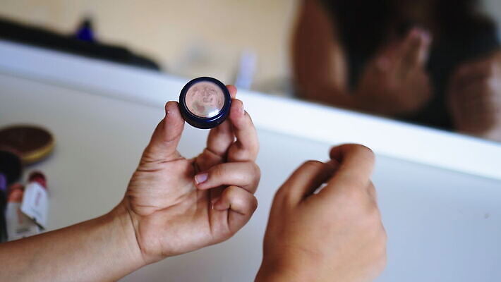 손 여자 컬러 백그라운드 가방 장신구 그림자 성인 빨간색 컬러풀 뷰티 유행 페인트 화장품 거울 립스틱 흰색 붓 화려 닫기 상품 가루 볼터치 피부 책상 오브젝트 준비 만들기 아이섀도 돌봄 스타일 4K MOV 해외동영상 클립영상 잡화 가구 컨셉 모션 사람 신체부위 화장 동영상 파일형식