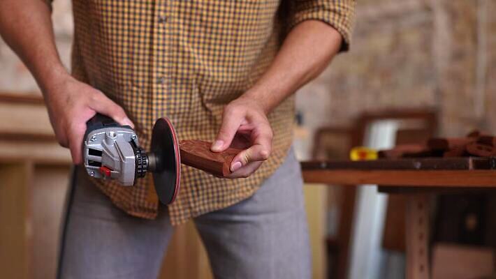백인 직업 1 손 남자 수염 직장 한명 서기 사람 목재 가로 장비 기구 도구 공구 업무 수리 제조 목수 바쁨 목공예 닦기 잡동사니 공예가 솜씨 수목 작업대 핸드메이드 4K MP4 해외동영상 클립영상 서양인 나무 회사 재료 모션 신체부위 작업 공예 동영상 파일형식