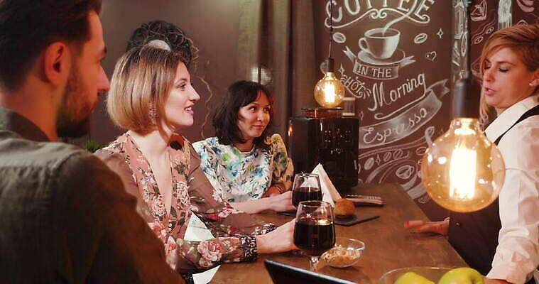 라이프스타일 여자 남자 행복 음료 회사 통신 응원 유리 함께함 대화 미소 웃음 앉기 성인 내부 친구 파티 식당 우정 카페 알코올 바 그룹 서빙 바텐더 4K MOV 해외동영상 클립영상 감정 컨셉 비즈니스 관계 모션 재질 표정 말하기 사람 이벤트 생활 상점 동영상 파일형식