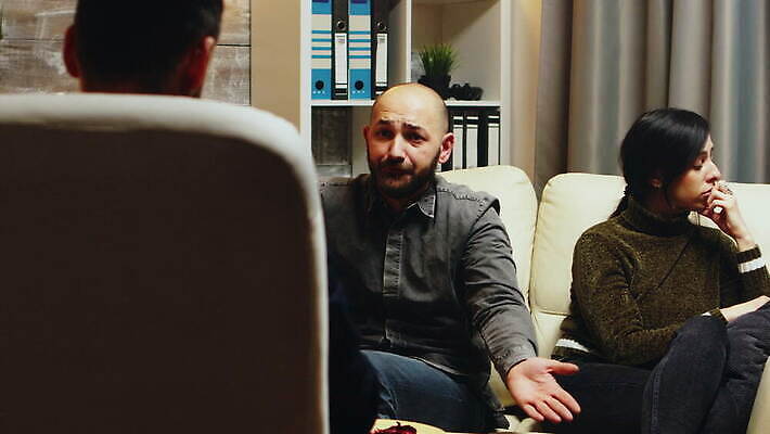 백인 직업 커플 여자 남자 지도 가족 관계 결혼식 남편 스트레스 대화 사람 앉기 성인 소파 사무실 외침 모임 분노 아내 충돌 상담 싸움 문제 곤란 정신과의사 치료사 헬프 심리치료 4K MOV 해외동영상 클립영상 서양인 감정 결혼 의자 비즈니스 모션 말하기 치료 소리 의사 도움 동영상 심리 파일형식