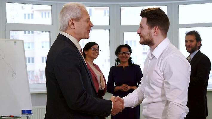 백인 직업 여자 남자 행복 백그라운드 비즈니스 회의 악수 수염 따뜻함 관리 서기 미소 사람 동양인 정장 여러명 성인 사무실 방 거래 축하 비즈니스맨 비즈니스우먼 그룹 박수 책상 동료 직원 흔들림 경영자 옷입기 정의 혼혈 4K MOV 해외동영상 클립영상 서양인 옷 감정 가구 다수 컨셉 관계 모션 표정 인종 손짓 직장인 리더 다문화 동영상 파일형식