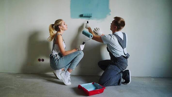 직업 커플 벽 장갑 사다리 가족 신혼부부 노동자 바닥 아파트 주택 사랑 두명 장식 파란색 페인트 장비 흰색 붓 플랫 수리 컨테이너 양동이 그림 롤러 화가 DIY 개선 건축업자 공예가 그런지 복원 콘크리트 4K MOV 해외동영상 클립영상 부부 잡화 건축 감정 산업 컬러 관계 사람 취미 건물 도구 신혼 동영상 파일형식