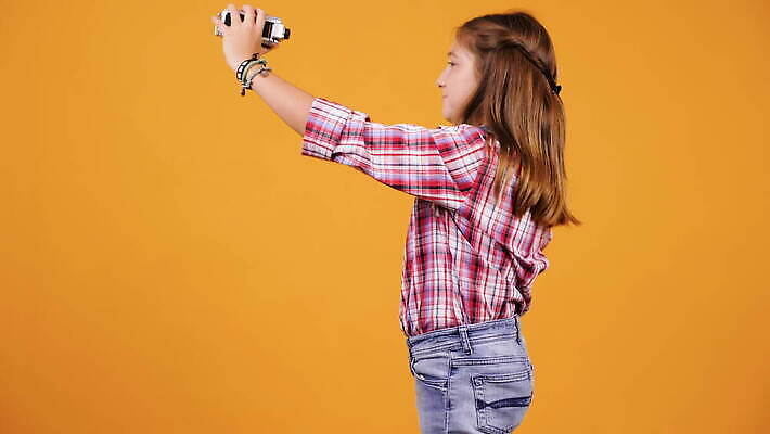 라이프스타일 여자 백그라운드 컨셉 인터넷 오렌지 통신 주택 실내 대화 미소 사람 10대 노란색 유행 카메라 디지털 촬영 장비 연결 만족 방송 보여주기 온라인 동영상 블로거 블로그 채널 크리에이터 1인미디어 4K MOV 해외동영상 클립영상 직업 감정 컬러 과일 모션 청소년 표정 말하기 내부 건물 생활 전자제품 파일형식