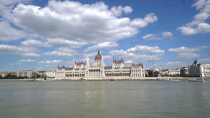 유럽 여행 건축양식 하늘 안테나 파노라마 풍경 사람없음 건물 물 여름 파란색 강 도시풍경 교회 일출 황혼 궁전 도시 역사 해충 지역 방문 타운 스카이라인 헝가리 국회 항공촬영 다뉴브강 랜드마크 부다페스트 수도권 옛날 4K MOV 해외동영상 클립영상 자연요소 건축물 계절 건축 나라 뷰포인트 컬러 고건축 통신 종교건축 촬영기법 노을 일몰 벌레 동영상 동유럽 파일형식