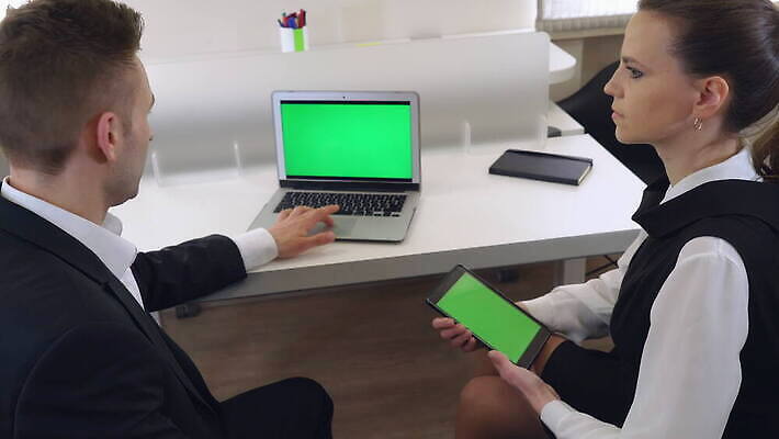 여자 남자 회사 비즈니스 통신 노동자 대화 설명 앉기 정장 두명 초록색 노트북 컴퓨터 사무실 알약 세일 디지털 스크린 검은색 터치 흰색 작업 비즈니스맨 비즈니스우먼 발표 종업원 고객 동료 경영자 경영 예산 정중 프로젝트 콜라보레이션 크로마키 4K MOV 해외동영상 클립영상 직업 옷 컬러 컨셉 관계 모션 말하기 사람 전자제품 약 직장인 리더 동영상 파일형식