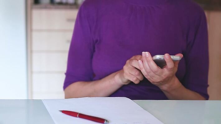 여유 인터넷 통신 관계 모바일 기술 실내 대화 사람 사람없음 가로 스마트폰 유행 상점 우정 타이핑 네트워크 메시지 이메일 닫기 연결 무선전화기 전화기 스마트 서비스 와이파이 커뮤니티 나눔 온라인 전자상거래 전송 문자메시지 소셜 소셜미디어 채팅 터치스크린 4K MP4 해외동영상 클립영상 감정 컨셉 모션 말하기 내부 친구 핸드폰 스마트기기 무선인터넷 동영상 파일형식