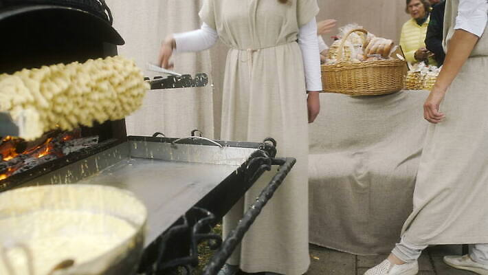 유럽 불 요리 사람없음 케이크 수확 클래식 오븐 난로 굽기 회전 러시아 돌리기 리투아니아 섞기 소비에트 페스츄리 4K MOV 해외동영상 클립영상 자연요소 나라 빵 컨셉 농업 모션 디저트 가전제품 난방기 구이 동영상 파일형식