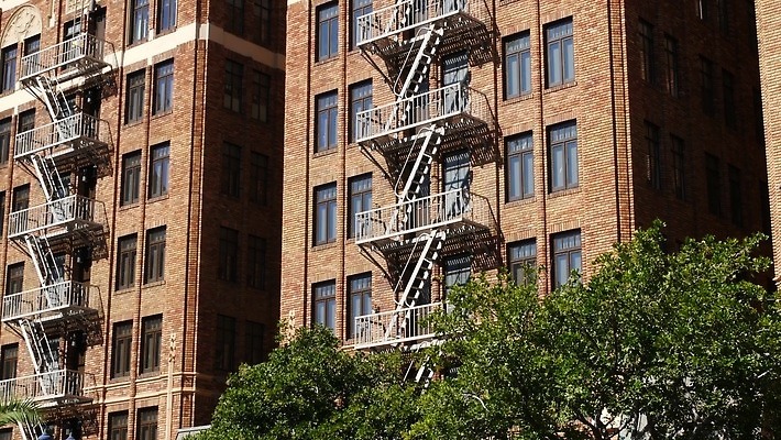 전통 상징 건축양식 사다리 창문 부동산 벽돌 아파트 주택 건설업 안전 사람없음 야외 건물 계단 고층빌딩 미국 도시 역사 구출 재산 클래식 뉴욕 캘리포니아 구식 구역 대피 산티아고 철강 방식 4K MP4 해외동영상 클립영상 건축물 건축 산업 컨셉 북아메리카 빌딩 금융 도구 도움 동영상 파일형식