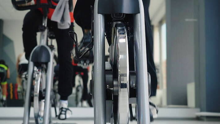 행복 얼굴 스포츠 교실 실내 건강 미소 사람 두명 운동 자전거 헬스사이클 기계 장비 바퀴 그룹 호흡 연습 클럽 체육관 순환 회전 땀 노력 사이클링 돌리기 페달 MOV 해외동영상 클립영상 교육 감정 학교 모션 표정 내부 신체부위 바이크 운동기구 육상스포츠 동영상 파일형식