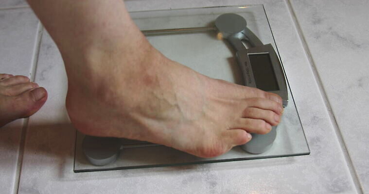 라이프스타일 신체 다이어트 건강 한명 서기 사람 몸무게 측정 칼로리 4K MOV 해외동영상 클립영상 1 모션 생활 동영상 파일형식