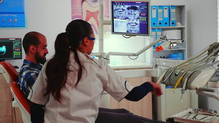 직업 의자 직장 엑스레이 건강 치과 병원 대화 앉기 치료 약 디지털 모니터 방 장비 환자 의사 기구 도구 타이핑 기록 입 치아 캐비닛 책상 치과의사 방문 돌봄 치아교정 4K 구강학 MOV 해외동영상 클립영상 가구 회사 의학 모션 말하기 신체부위 컴퓨터 의료진 소화기관 사물함 교정 동영상 파일형식