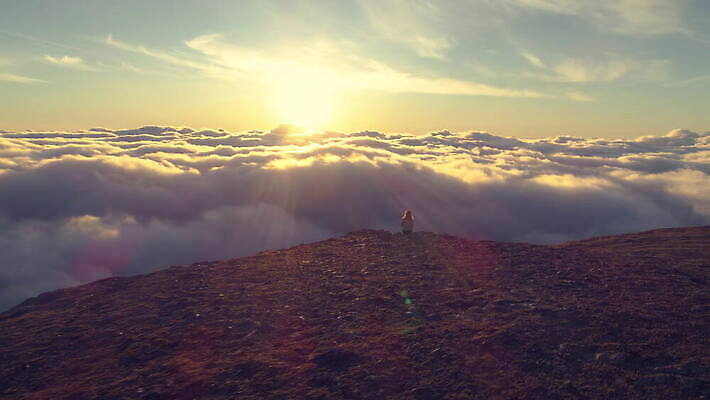 라이프스타일 여자 실루엣 분홍색 여행 자연 하늘 아침 산 안테나 한명 사람 앉기 야외 햇빛 태양 일출 맑음 일몰 트래킹 하이킹 자유 가장자리 정상 저녁 언덕 알프스 궤도 드론 소셜네트워크 조감도 4K MOV 해외동영상 클립영상 주간 자연요소 1 유럽 컬러 컨셉 통신 모션 레저 날씨 촬영기법 생활 노을 둘레 야간 생태계 동영상 파일형식