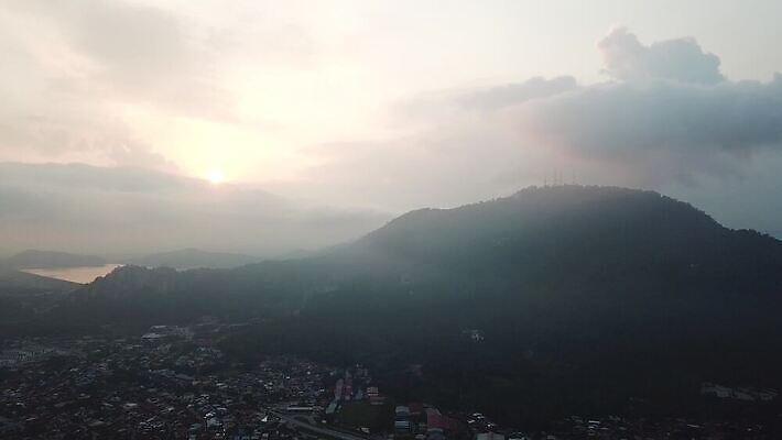 나무 구름 아시아 여행 자연 아침 날씨 산 파노라마 사람없음 야외 햇빛 태양 농장 환경 고요 새벽 안개 언덕 천국 말레이시아 열대기후 4K 페낭 MOV 해외동영상 클립영상 주간 자연요소 식물 나라 농업 촬영기법 생태계 동영상 파일형식