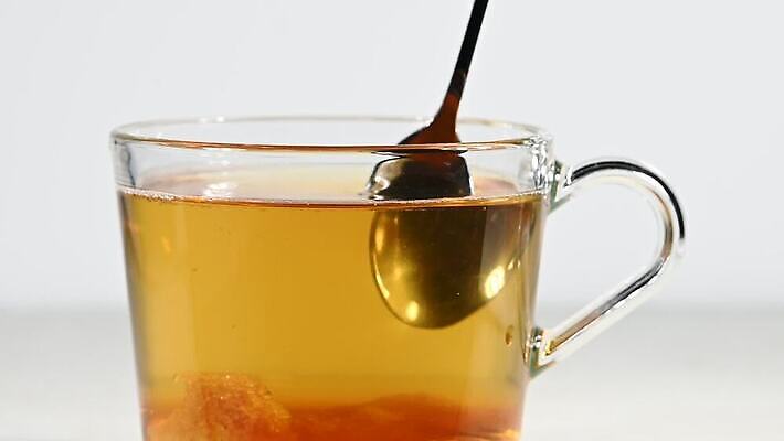 1 음료 백그라운드 부분 모션 유리 건강 사람없음 옆모습 컵 초록색 갈색 노란색 숟가락 회색 흰색 뜨거움 액체 닫기 달콤 혼합 설탕 먹기 허브 가득함 큐브 준비 각도 느림 우롱차 MOV 해외동영상 클립영상 식물 식기 뷰포인트 컬러 재질 수저 차_음료 맛 동영상 파일형식