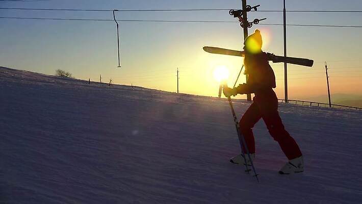 실루엣 스포츠 겨울 하늘 성공 스키 산 사람 사람없음 야외 일몰 등산 하이킹 추위 흰색 정상 오르기 알프스 스키선수 무임승차 산악가 하이커 4K HD MP4 해외동영상 클립영상 계절 유럽 컬러 여행 컨셉 모션 레저 겨울스포츠 운동선수 촬영기법 노을 트래킹 승차 동영상 파일형식