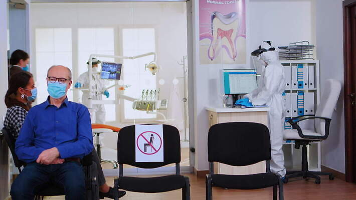 얼굴 의자 거리 건강 치과 병원 작업복 가면 안전 앉기 정장 약 방 장비 환자 의사 기다림 바이러스 치아 보호 보호장비 캐비닛 사인 치과의사 예방 약속 안내원 보유 소셜 전염병 접수 코로나바이러스 뉴노멀 4K 구강학 MOV 해외동영상 클립영상 직업 옷 가구 컨셉 의학 모션 신체부위 경제 의료진 소화기관 질병 사물함 동영상 파일형식