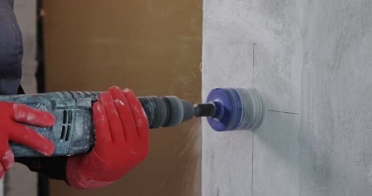 백인 직업 손 산업 벽 유니폼 벽돌 노동자 주택 한명 컵 상자 힘 장비 공구 디스크 구멍 수리 콘센트 망치 서비스 준비 회전 다이아몬드 노력 잭 건축업자 복원 설치 송곳 콘크리트 프로젝트 배선 코로나바이러스 4K MOV 해외동영상 클립영상 서양인 1 식기 옷 건축 사람 건물 신체부위 한자 도구 바이러스 질병 보석 동영상 파일형식